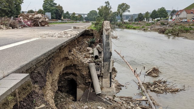 Eine Straße, die durch Unwetter zerstört wurde.