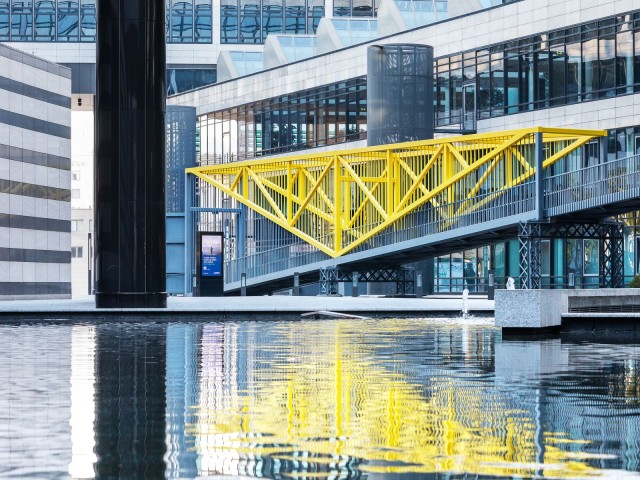 Gelbe Brücke LBBW Campus mit Teich