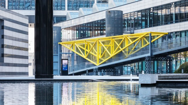 Gelbe Brücke LBBW Campus mit Teich