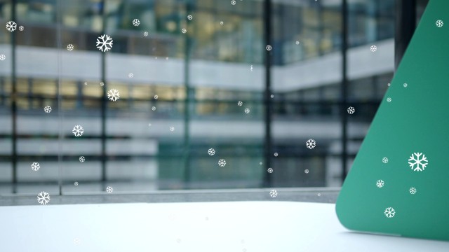 Künstlicher Schnee fällt vor einem Fenster