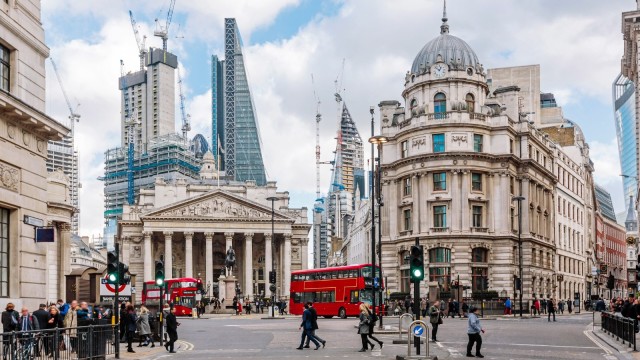 Londoner Finanzviertel mit Royal Exchange und Bank of England
