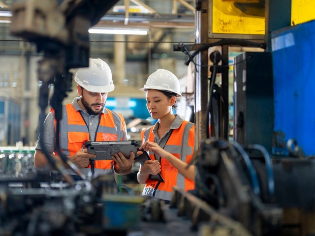 Mann und Frau Industrie Maschinenbau Asien