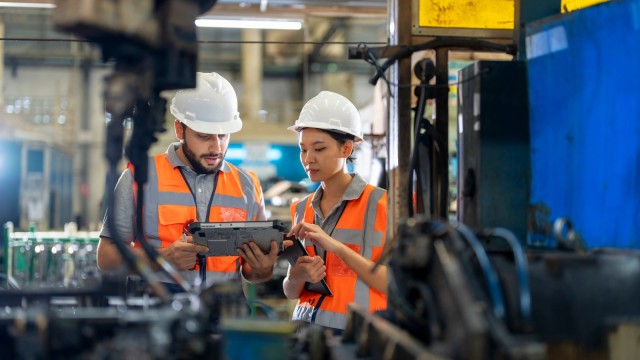Mann und Frau Industrie Maschinenbau Asien