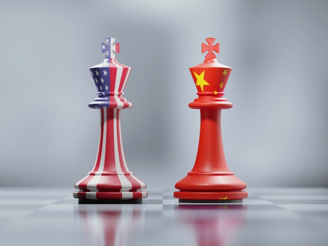 Schachfiguren mit USA und China Flagge