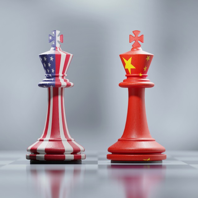 Schachfiguren mit USA und China Flagge