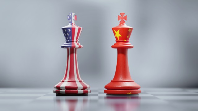 Schachfiguren mit USA und China Flagge
