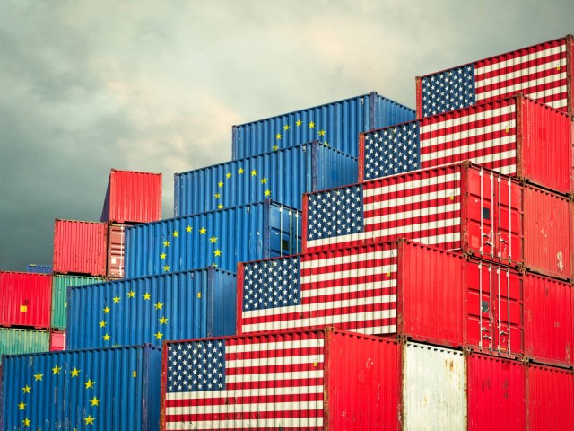 Frachtcontainer mit EU und USA Flagge