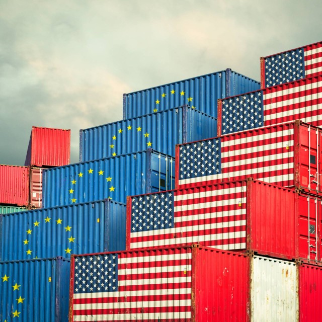 Frachtcontainer mit EU und USA Flagge