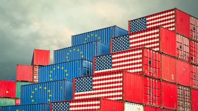 Frachtcontainer mit EU und USA Flagge