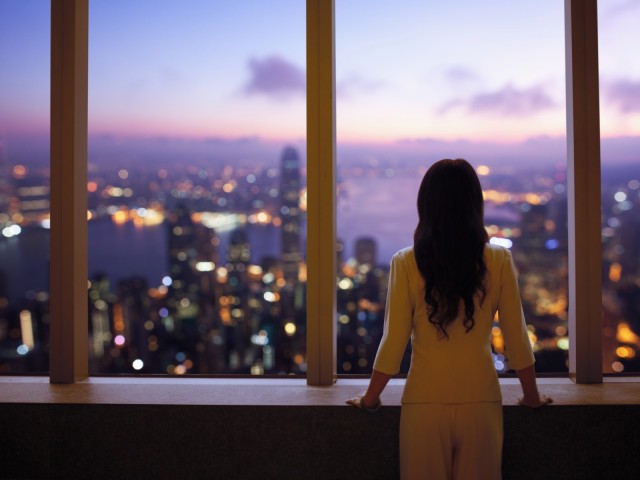 Frau am Fenster Skyline Asien