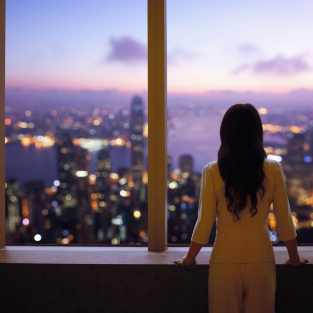 Frau am Fenster Skyline Asien