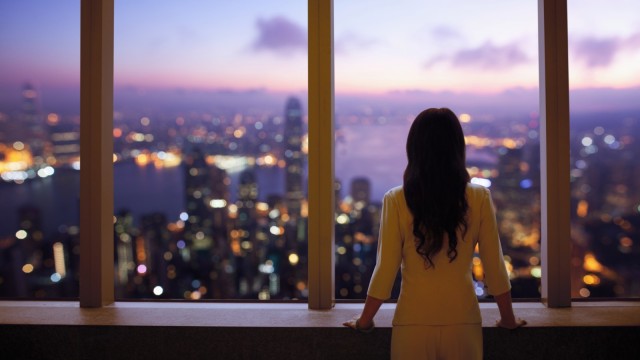 Frau am Fenster Skyline Asien