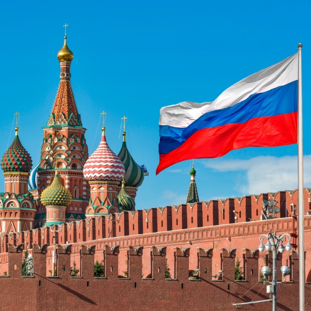 Moskauer Kreml und russische Flagge im Vordergrund