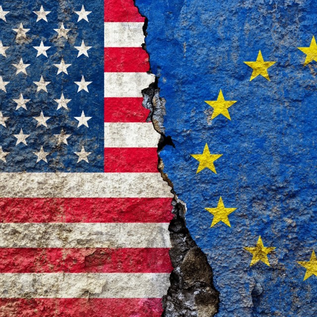 USA-Flagge und Europa-Flagge 
