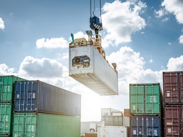 Ein Container, der von einem Krahn angehoben wird