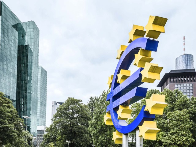 Eine Euro Statue mit gelben Sternen angelehnt an die EU Flagge