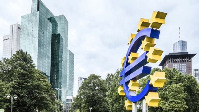 Eine Euro Statue mit gelben Sternen angelehnt an die EU Flagge