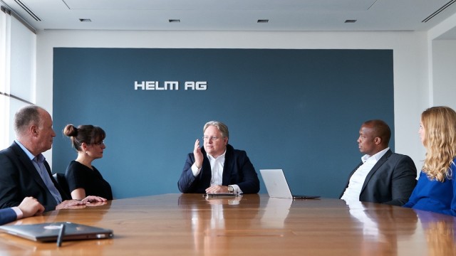 Stephan Schnabel, CEO der Helm AG im Kreis seiner Mitarbeiter und Mitarbeiterinnen