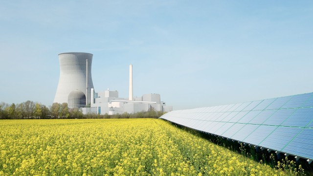 Kraftwerk mit Solaranlage und Wiese davor