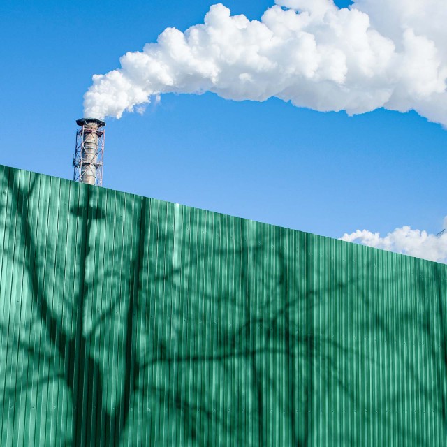 Große Rauchwolken steigen aus einem Schornstein