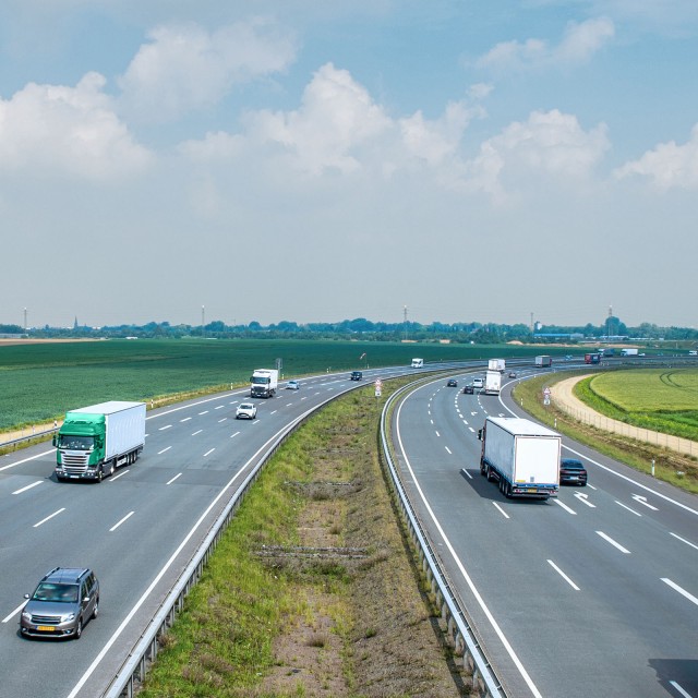 Eine Autobahn auf dem Fahrzeuge unterwegs sind