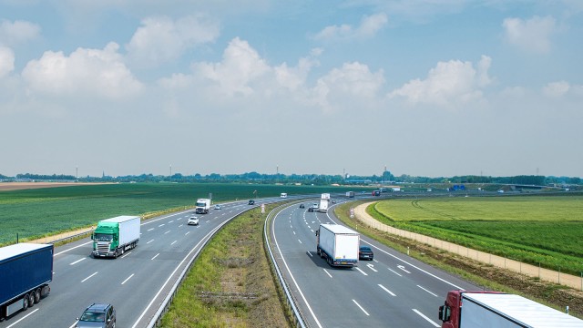 Eine Autobahn auf dem Fahrzeuge unterwegs sind