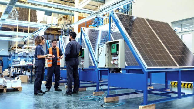 Arbeiter in einer Fabrik für Solarmodule