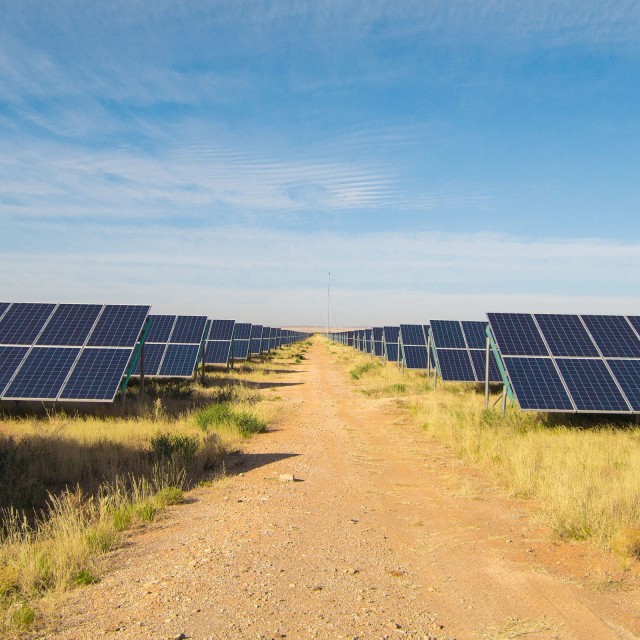 Feldweg durch Solarpark bis zum Horizont