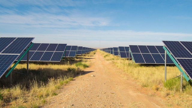 Feldweg durch Solarpark bis zum Horizont