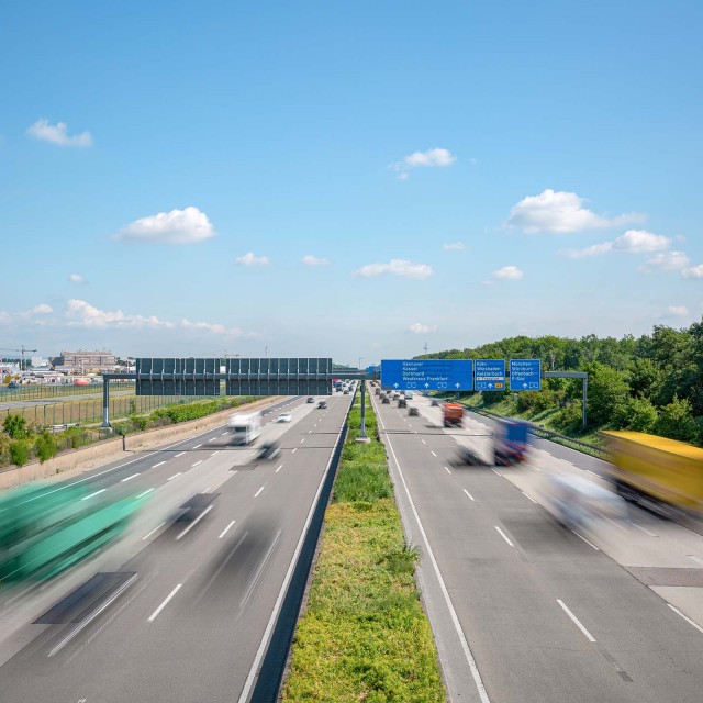 Autobahn mit unscharfen Fahrzeugen