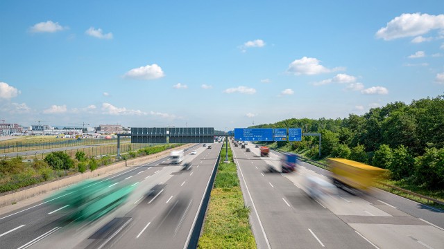 Autobahn mit unscharfen Fahrzeugen