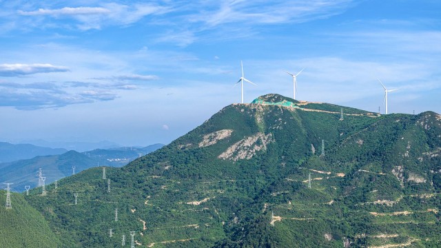 Windräder vor Landschaft