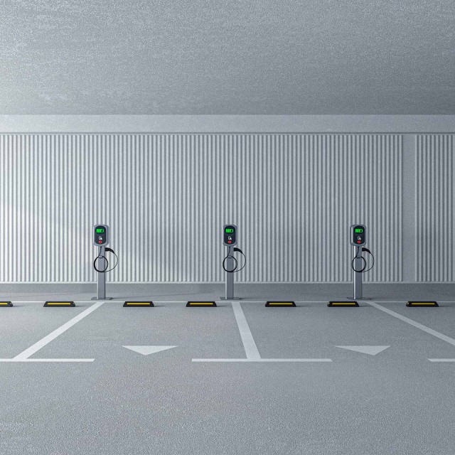 Parkplatz mit Ladestationen für Elektroautos