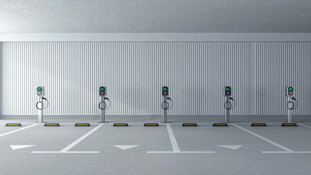 Parkplatz mit Ladestationen für Elektroautos