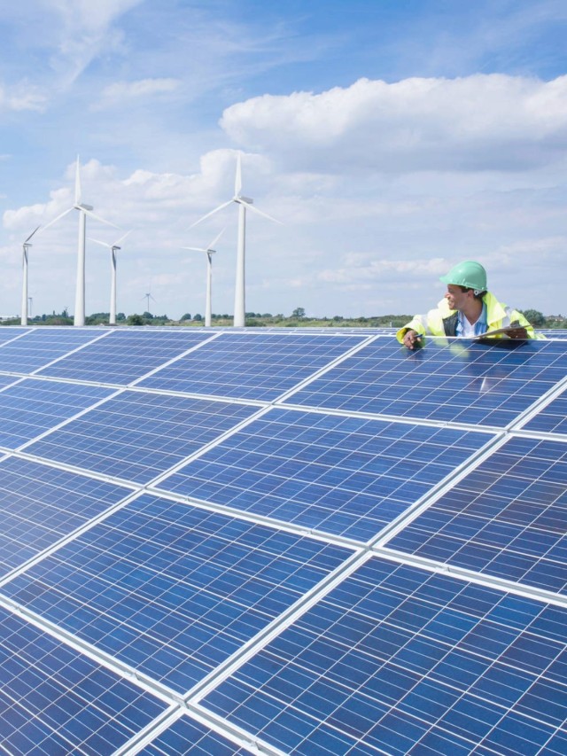 Bauarbeiter schaut sich im Solarpark um