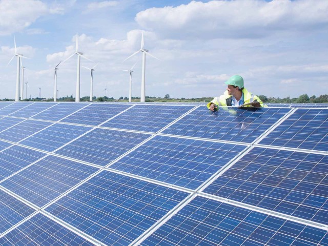 Bauarbeiter schaut sich im Solarpark um