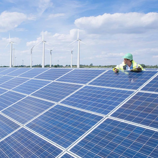 Bauarbeiter schaut sich im Solarpark um