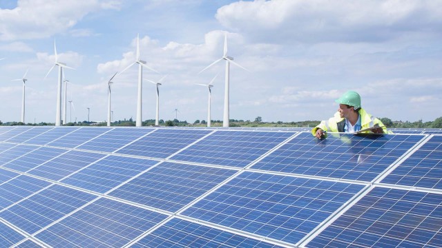 Bauarbeiter schaut sich im Solarpark um