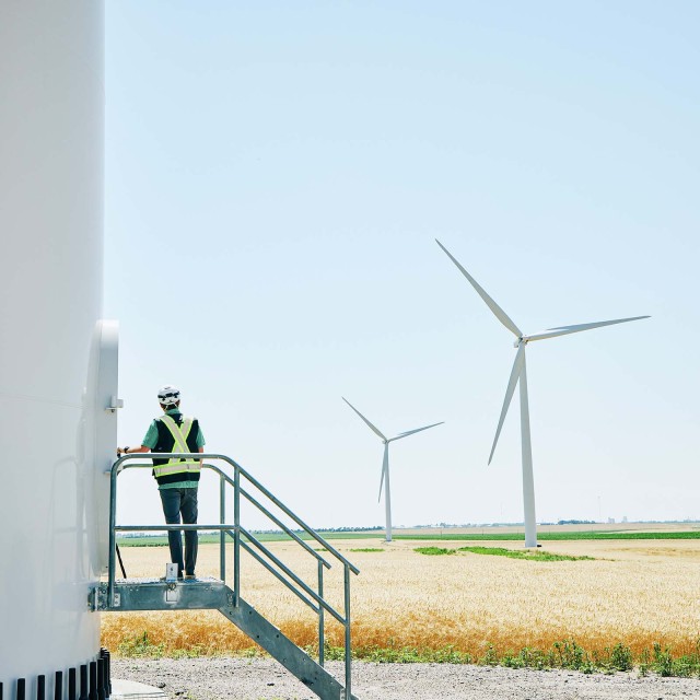 Windräder in Landschaft