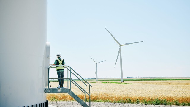 Windräder in Landschaft