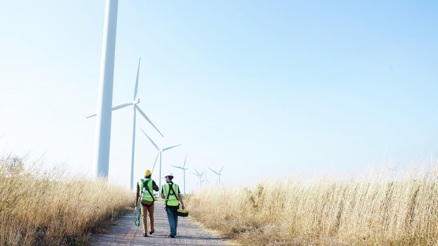 Bauarbeiter laufen in einen Windpark