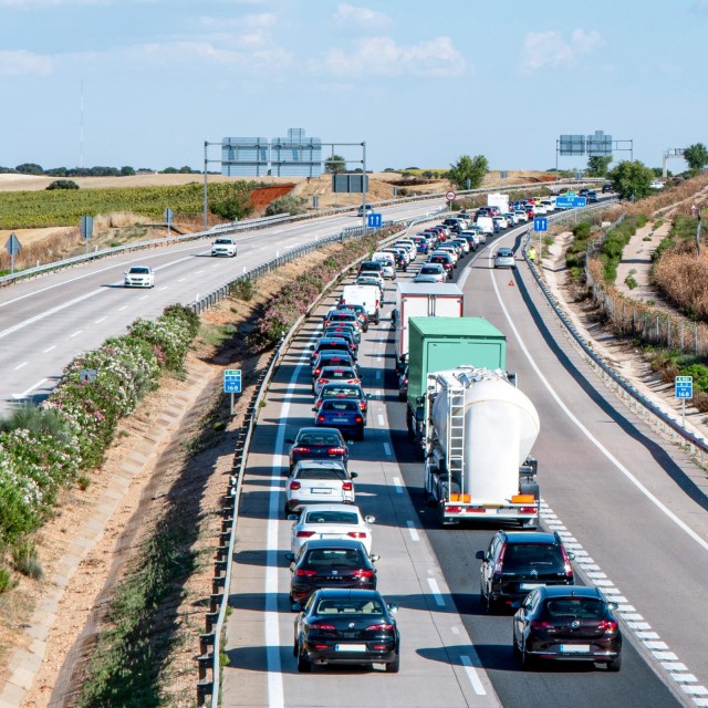 Autobahn mit vielen Autos im Stau