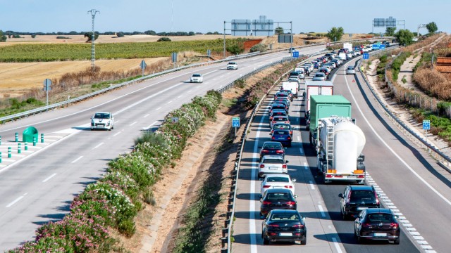 Autobahn mit vielen Autos im Stau