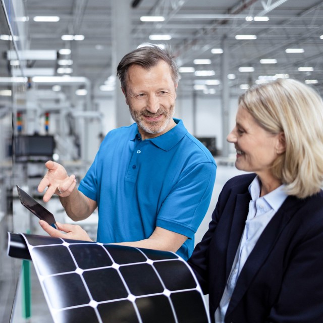 Mann mit Frau in Industriehalle