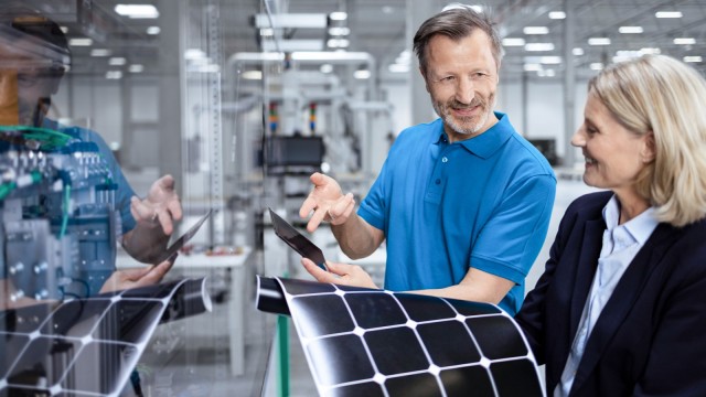 Mann mit Frau in Industriehalle