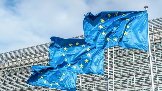 Drei Europa-Flaggen: Die EU gibt mit Fit for 55 neue Klimaziele vor 