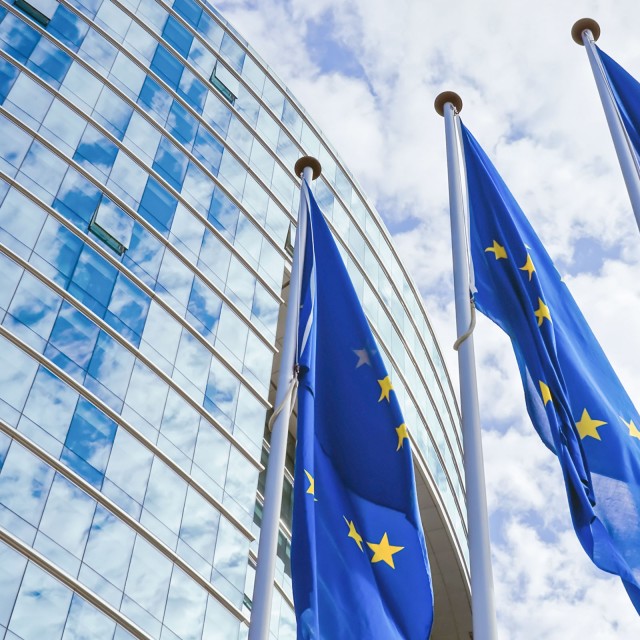 Drei Europa-Flaggen: Die EU gibt mit „Fit for 55“ neue Klimaziele vor. 