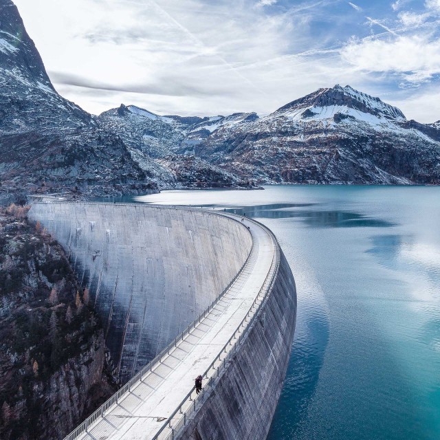 Stausee mit Staudamm in den Bergen