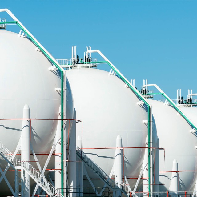 Gaskugeln als Energiespeicher auf einem Fabrikgel&auml;nde