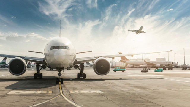 Ein Flugzeug an einem Flughafen